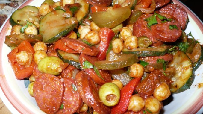 Салат с колбасой и нутом Салат с колбасой и нутом