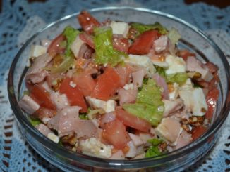 Салат с копченой курицей и грецкими орехами
