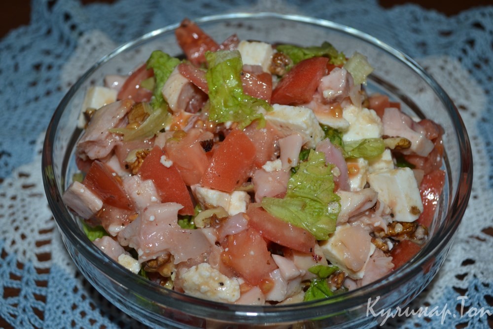 Салат с копченой курицей и грецкими орехами