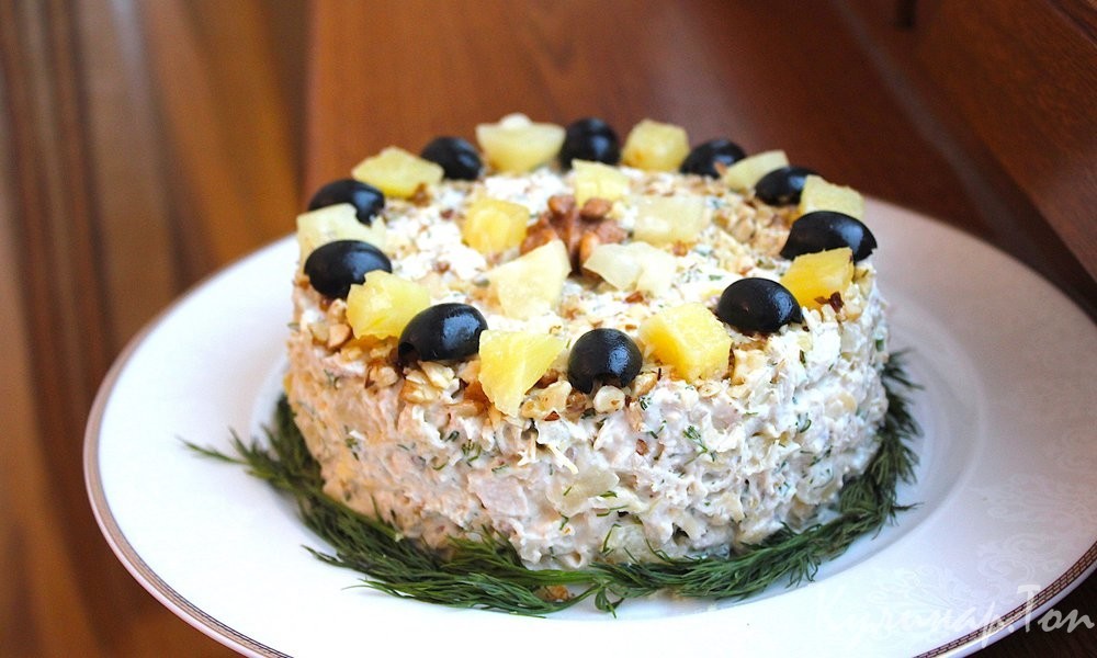 Салат с курицей и ананасами «Пикантный»
