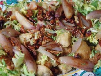 Салат с ветчиной, карамелизованым луком и орехами