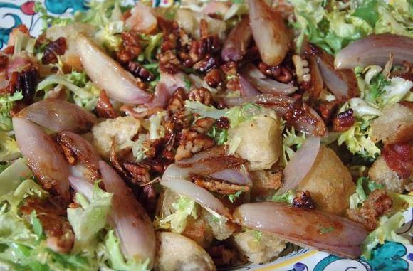 Салат с ветчиной, карамелизованым луком и орехами Салат с ветчиной, карамелизованым луком и орехами