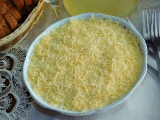 Слоеный салат с курицей и черносливом