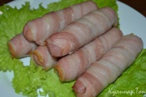 Сосиски в беконе в духовке