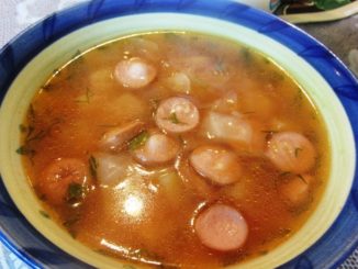 Томатный суп с копчеными сосисками