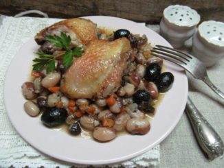 Тушеная курица с оливками и фасолью