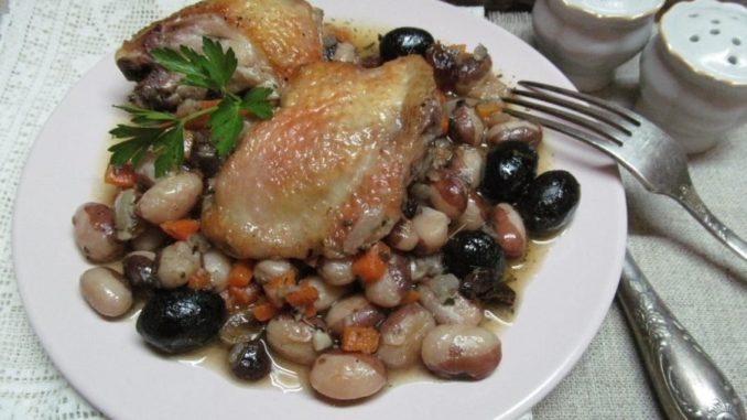 Тушеная курица с оливками и фасолью Тушеная курица с оливками и фасолью