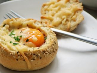 Яичница с ветчиной в булке