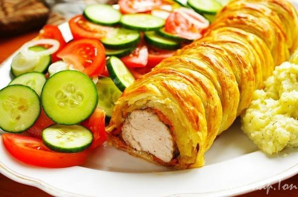 Запеченное мясо в слоеном тесте