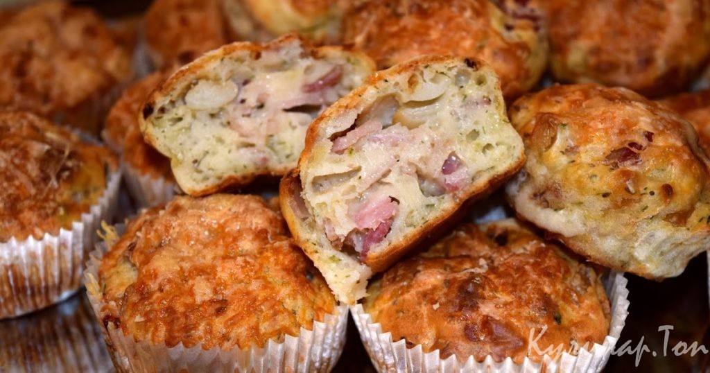 Чесночные маффины с салями