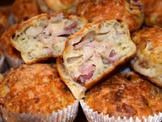 Чесночные маффины с салями