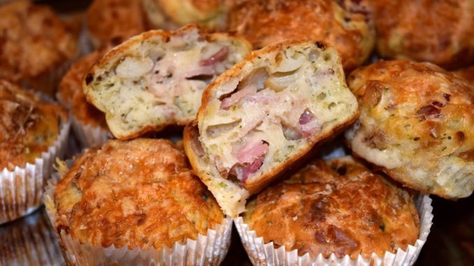 Чесночные маффины с салями Чесночные маффины с салями