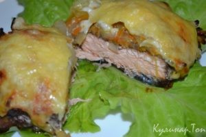 Форель в гранатовом соусе с овощами
