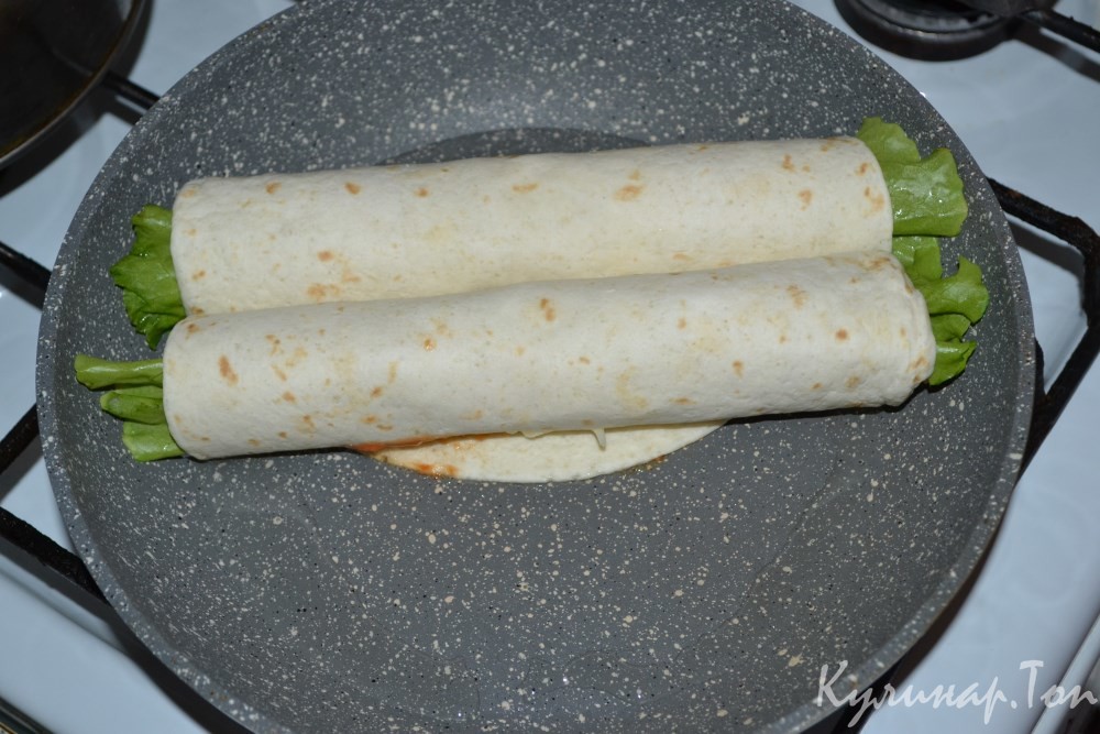Горячие роллы с сосисками
