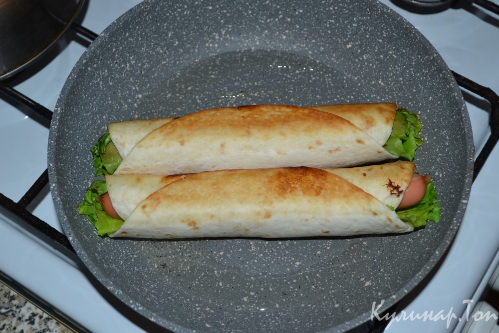 Горячие роллы с сосисками