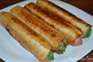 Горячие роллы с сосисками