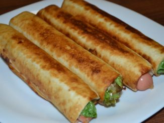 Горячие роллы с сосисками