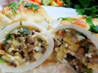 Кальмары, фаршированные грибами и яйцом