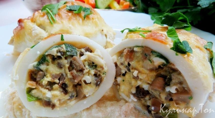 Кальмары, фаршированные грибами и яйцом