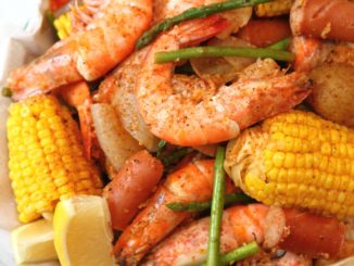 Колбаски, запеченные с кукурузой и креветками