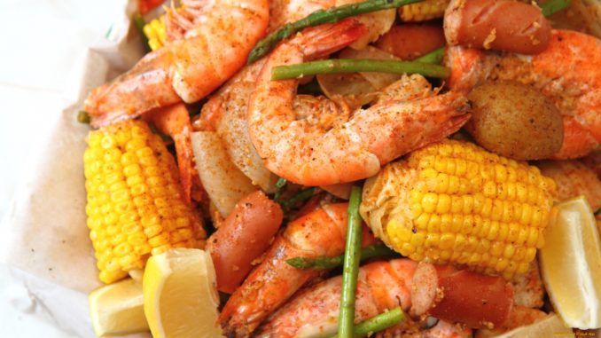 Колбаски, запеченные с кукурузой и креветками Колбаски, запеченные с кукурузой и креветками