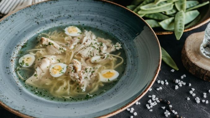 Куриный бульон с домашней лапшой Куриный бульон с домашней лапшой