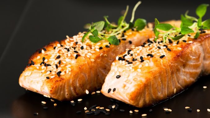 Fried salmon with sesame seeds and herbs Лосось-гриль с кунжутом