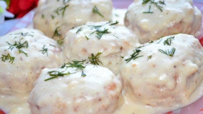 Мясные тефтели с рисом и белым соусом Мясные тефтели с рисом и белым соусом