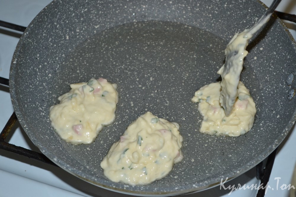 Оладьи на кефире с сыром и сосисками