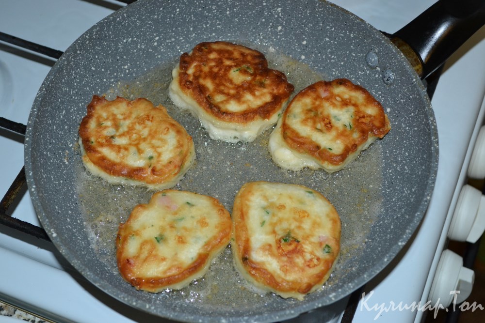 Оладьи на кефире с сыром и сосисками