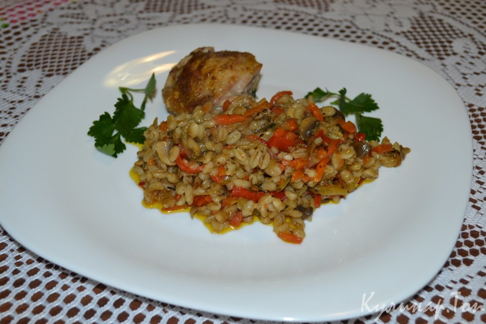 Перловка с курицей в горшочке