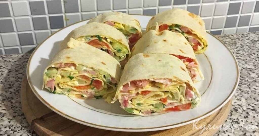 Рулет из лаваша с мясом и овощами
