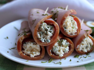 Рулетики из сервелата с сыром и фисташками
