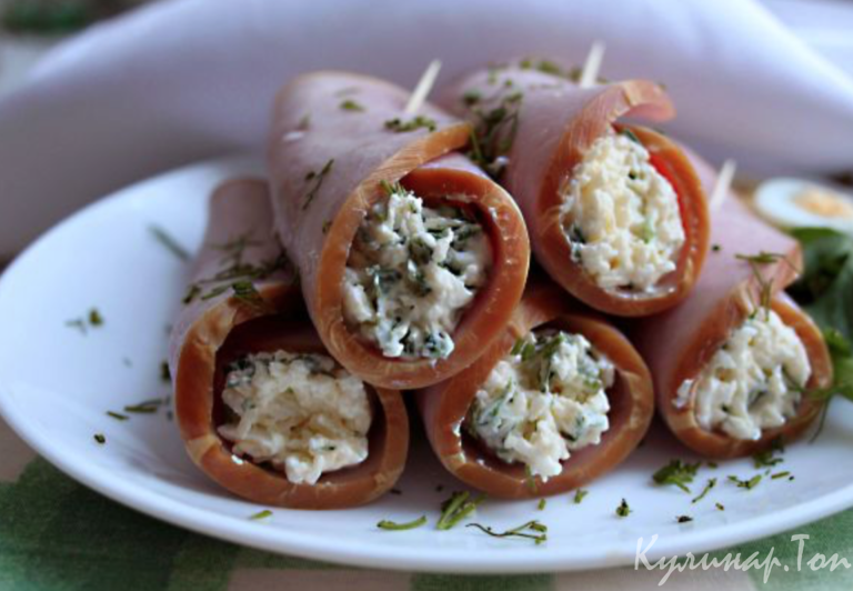 Рулетики из сервелата с сыром и фисташками