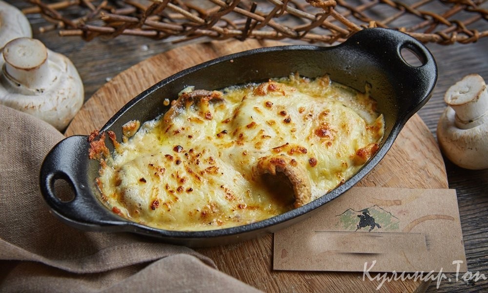 Шампиньоны с сыром сулугуни