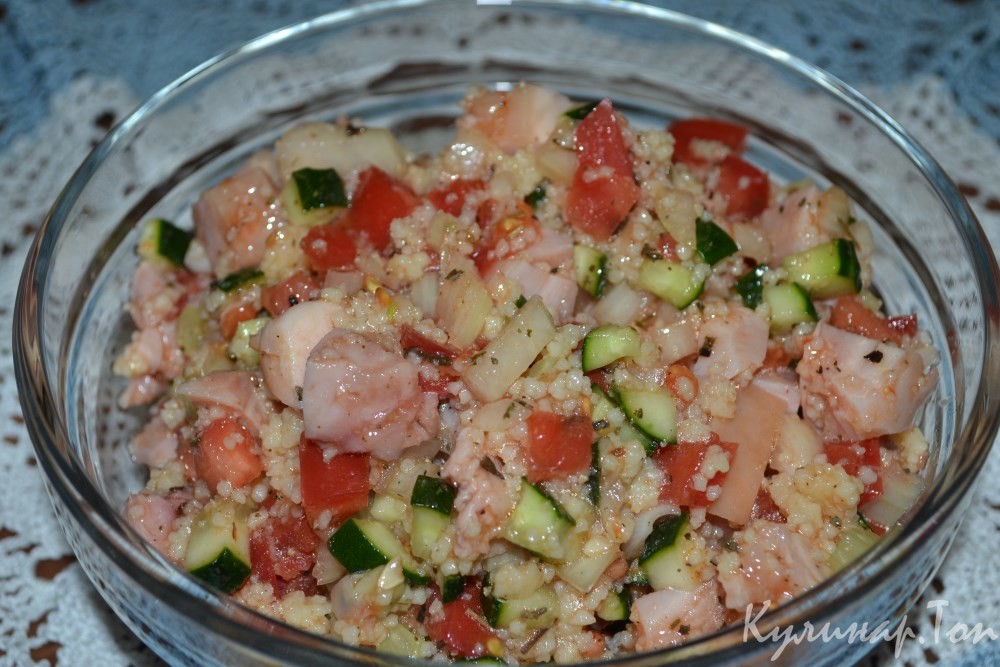Салат из кускуса и копченой курицы