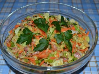 Салат из пекинской капусты с яблоком и колбасой