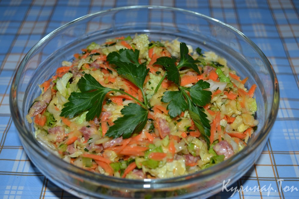 Салат из пекинской капусты с яблоком и колбасой