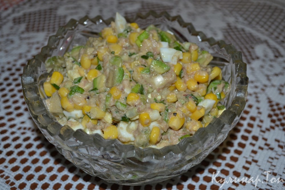 Салат с авокадо, яйцом и тунцом
