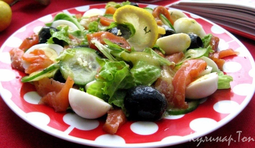 Салат с семгой и перепелиными яйцами