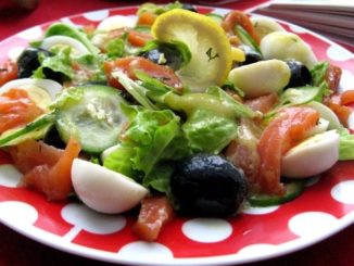 Салат с семгой и перепелиными яйцами