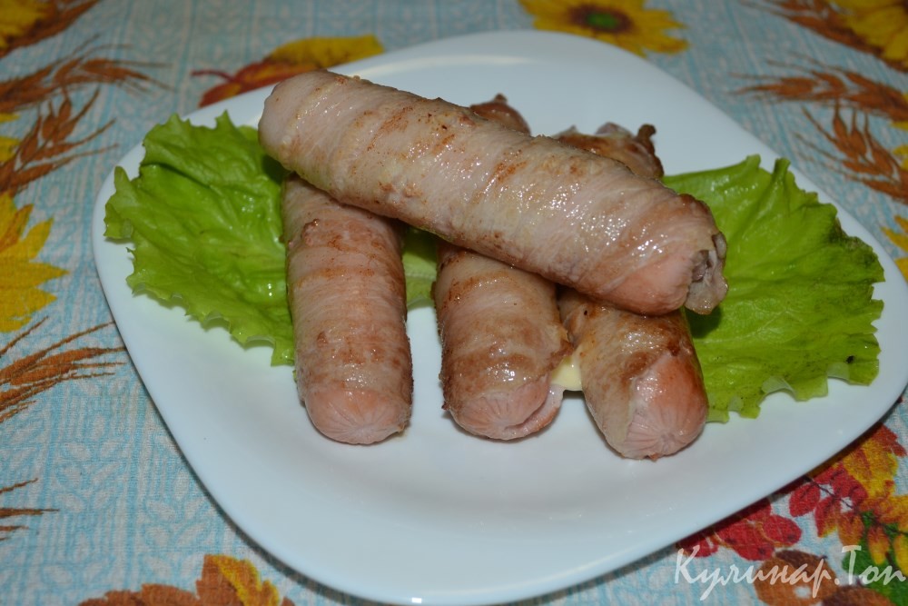 Сосиски с сыром в беконе