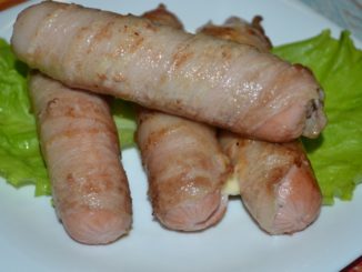 Сосиски с сыром в беконе