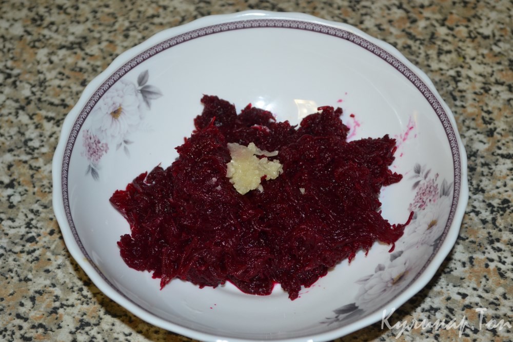 Свекольный салат с чесноком