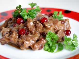 Свинина, тушенная с брусникой