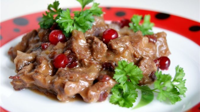 Свинина, тушенная с брусникой Свинина, тушенная с брусникой