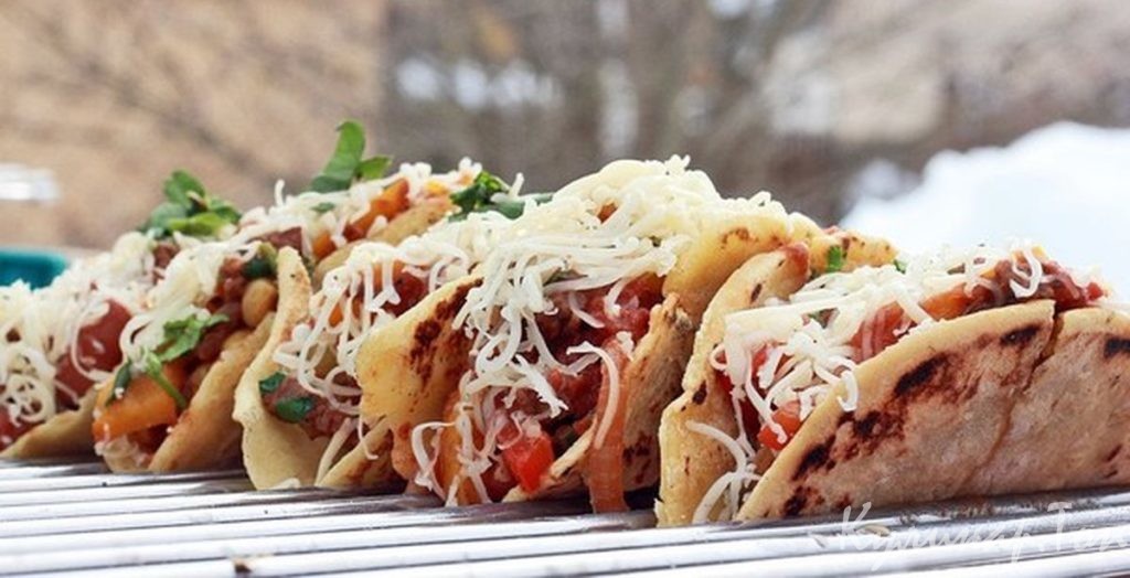 Такос с колбасой и овощами