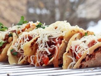 Такос с колбасой и овощами