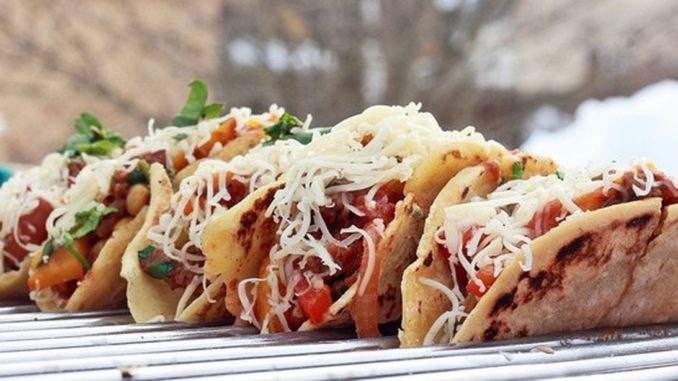 Такос с колбасой и овощами Такос с колбасой и овощами