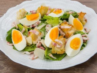 Теплый салат с яйцом и беконом